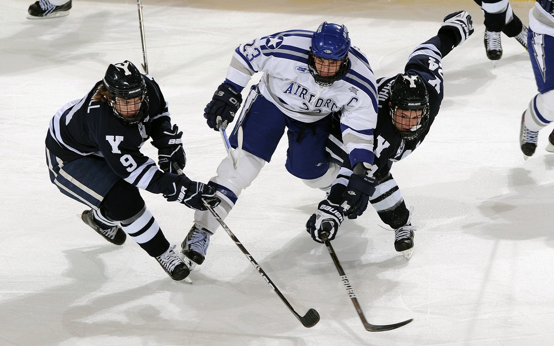 拜仁通过三人支点撕裂博卡防线